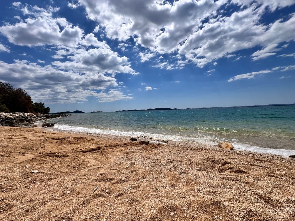 Pobliska piaszczysto-żwirkowa plaża