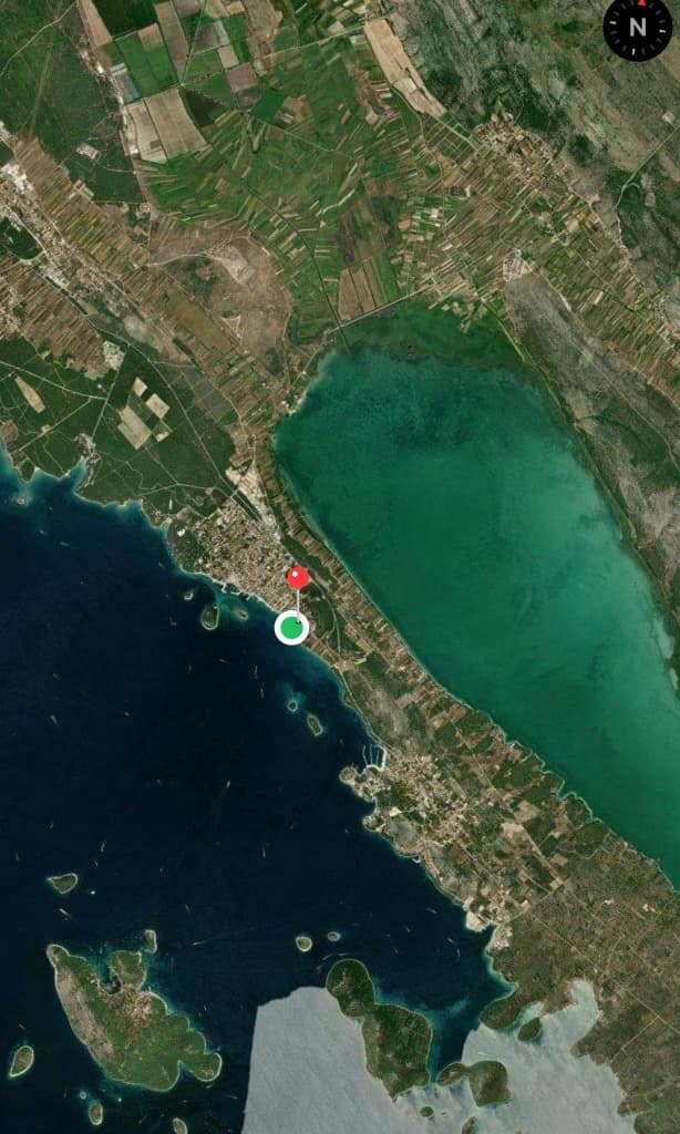 Mapa pokazująca bliskość plaży i jeziora