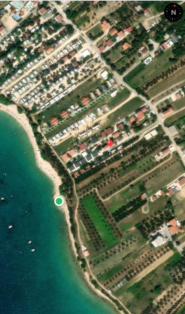 Zbliżenie mapy na lokalizację domku przy plaży