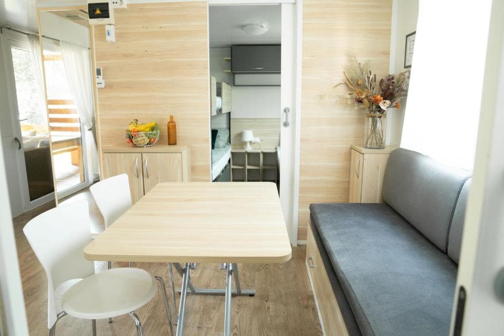 Jasny salon ze stołem i wygodną kanapą
